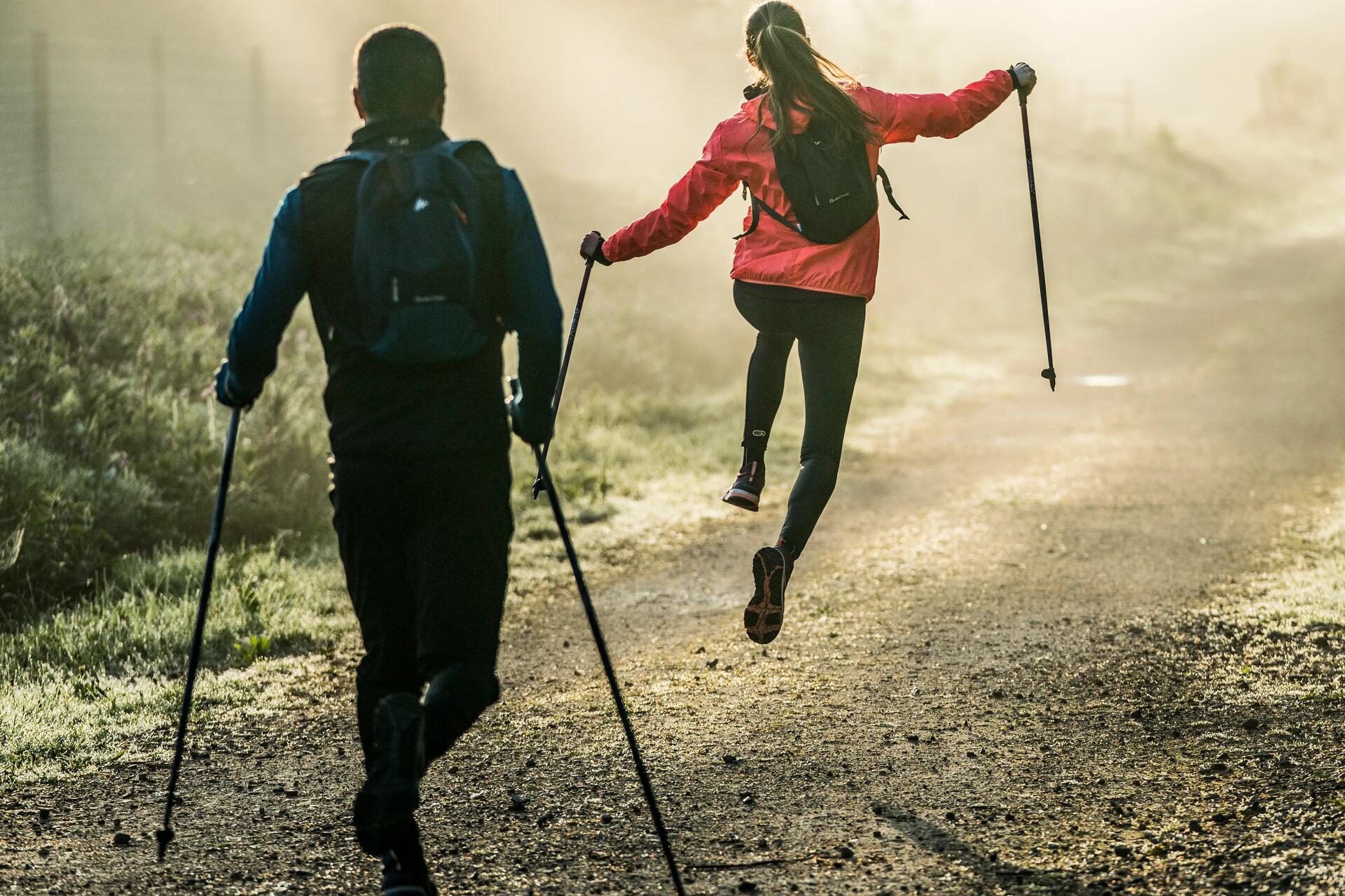 Een man en vrouw wandelen opgewekt door de natuur