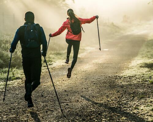Een man en vrouw wandelen opgewekt door de natuur
