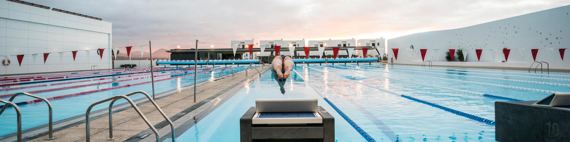 Homme en lunettes de natation dans la piscine photo – Photo Etats