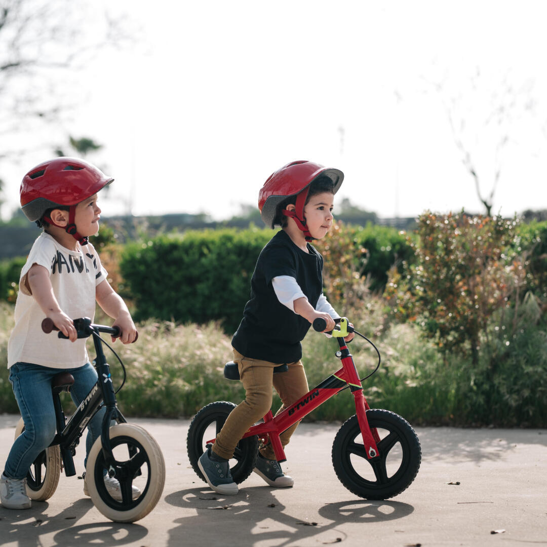 Btwin беговелы. Шлем велосипедный для детей красный 500 Btwin. Беговел Btwin. Шлем 500 малыши Btwin. Декатлон шлем детский для велосипеда.