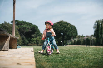 Vad är bäst till en tvååring: springcykel, sparkcykel, gåbil eller trehjuling?