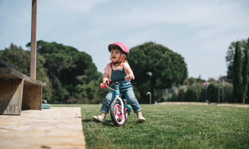 Vad är bäst till en tvååring: springcykel, sparkcykel, gåbil eller trehjuling?