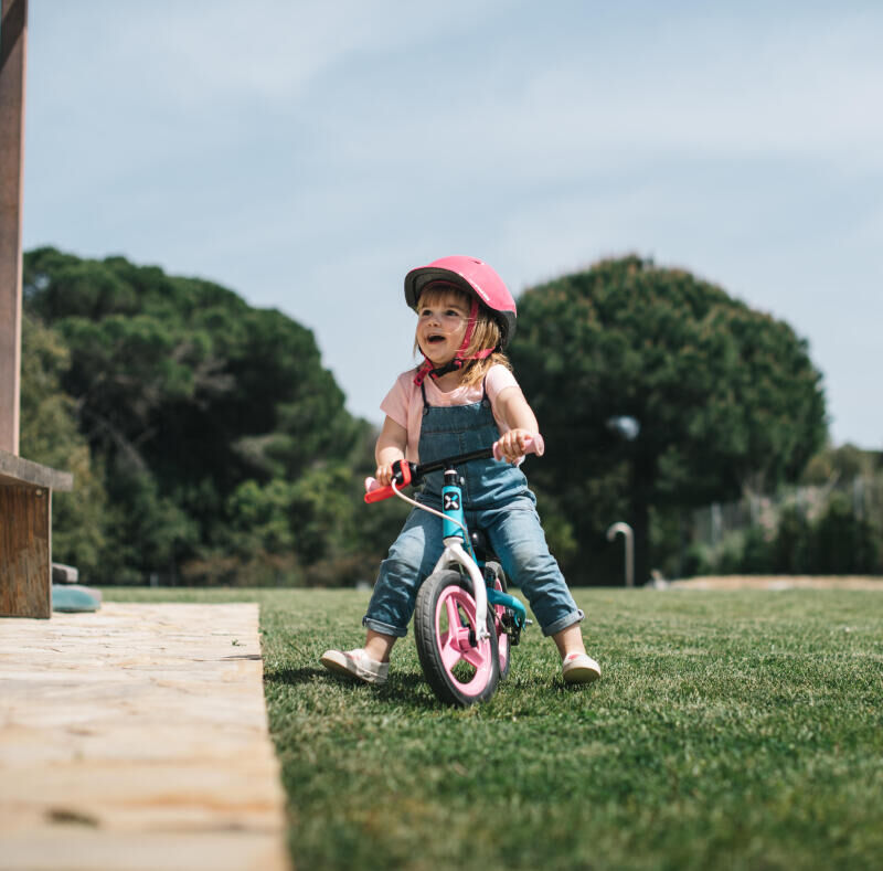 Vad är bäst till en tvååring: springcykel, sparkcykel, gåbil eller trehjuling?