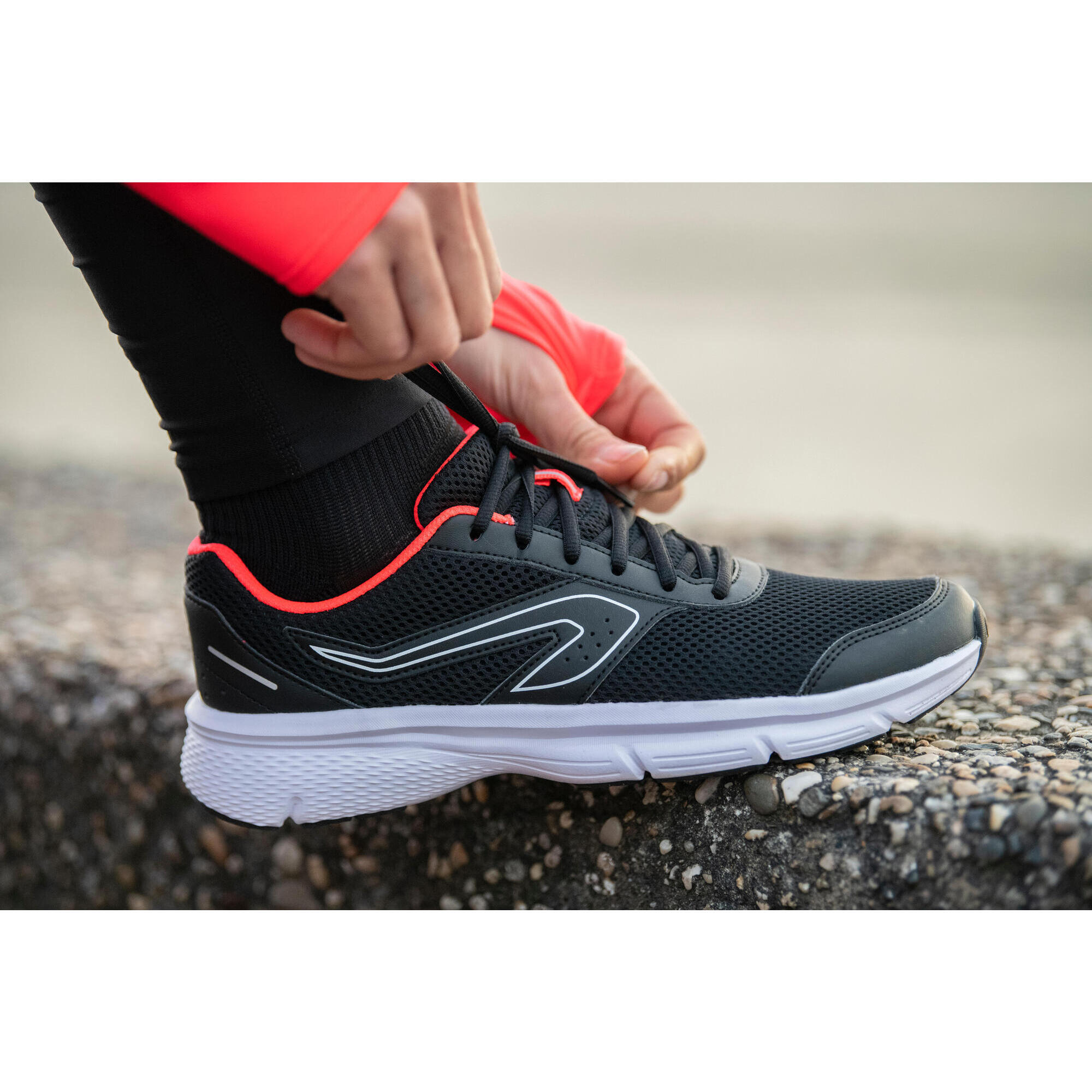 WOMEN'S RUNNING SHOES KALENJI RUN CUSHION BLACK CORAL