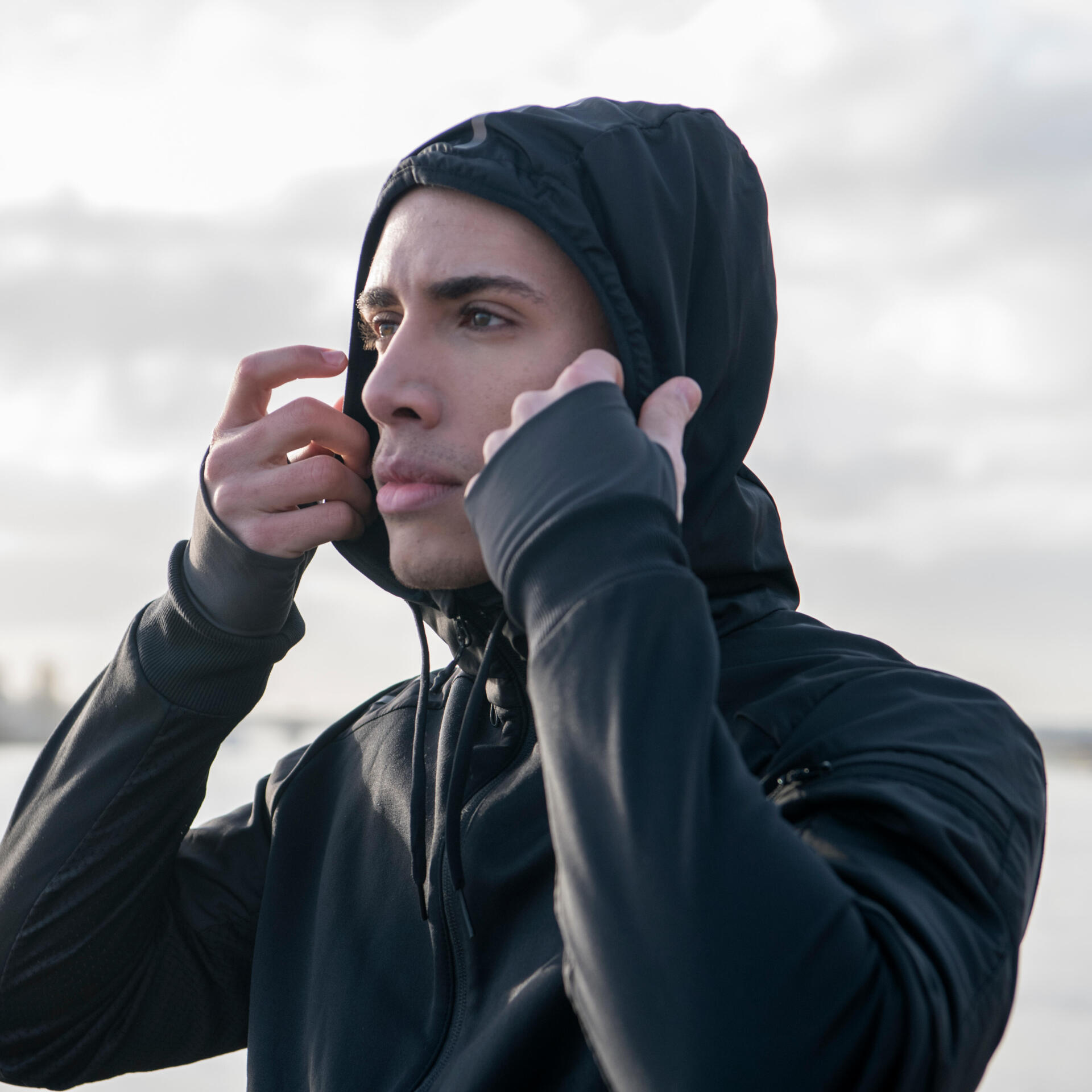 rapaz com equipamento de corrida em tempo frio