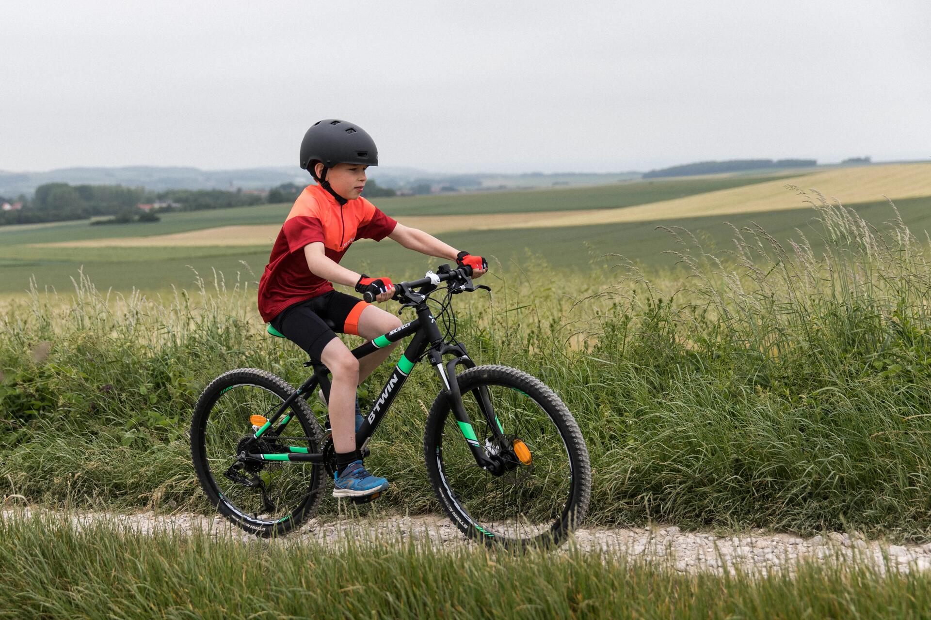 kinderen met zwarte fiets