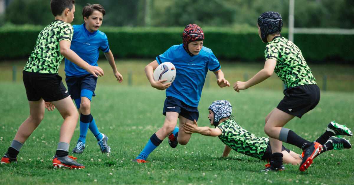 Jogador de rugby que corre com a bola