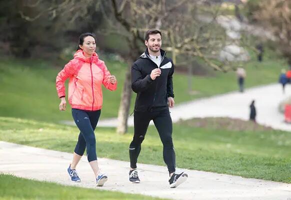 Comment choisir son équipement de marche sportive ?