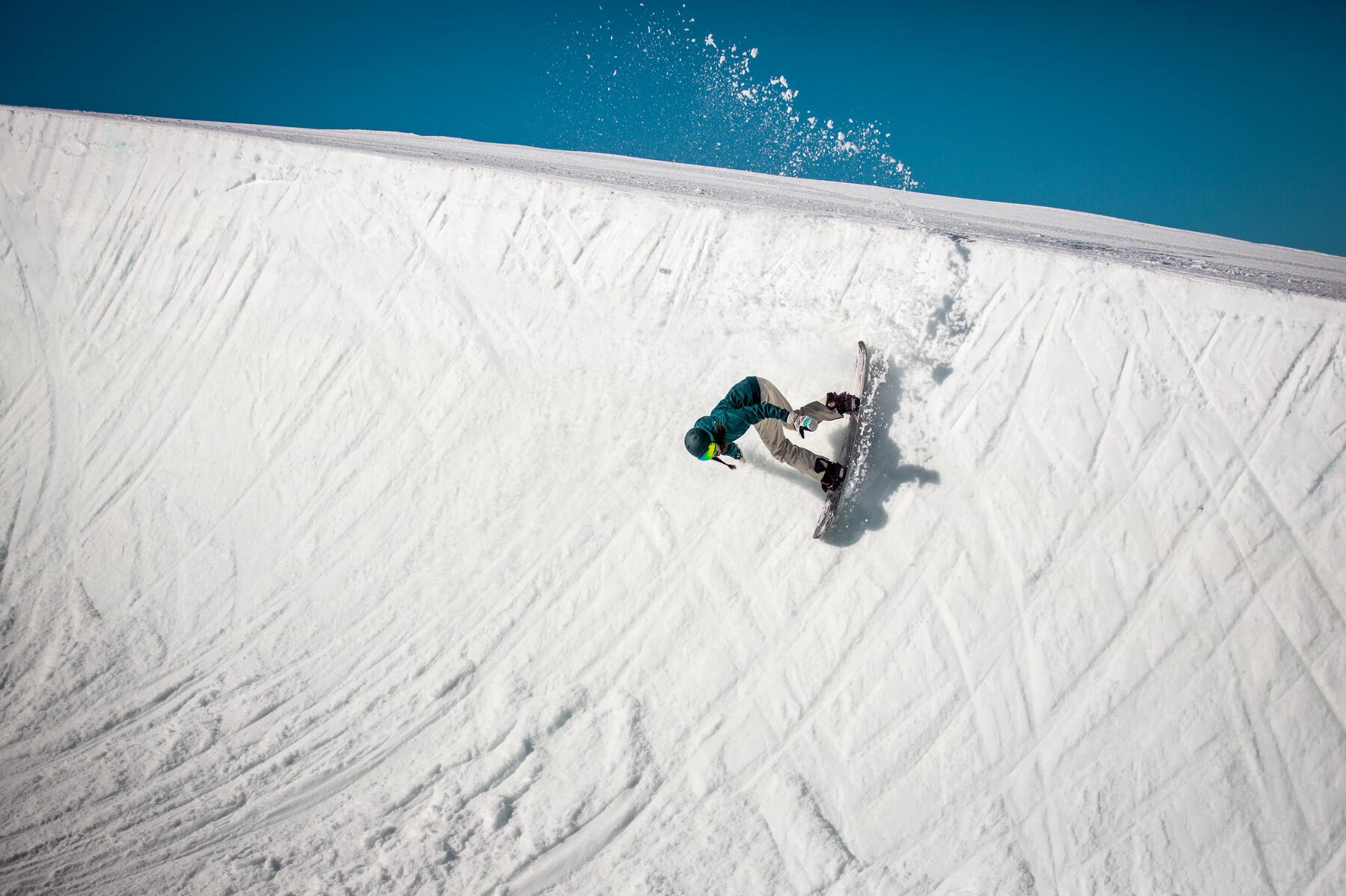 Hombre practicando snowboard freeride