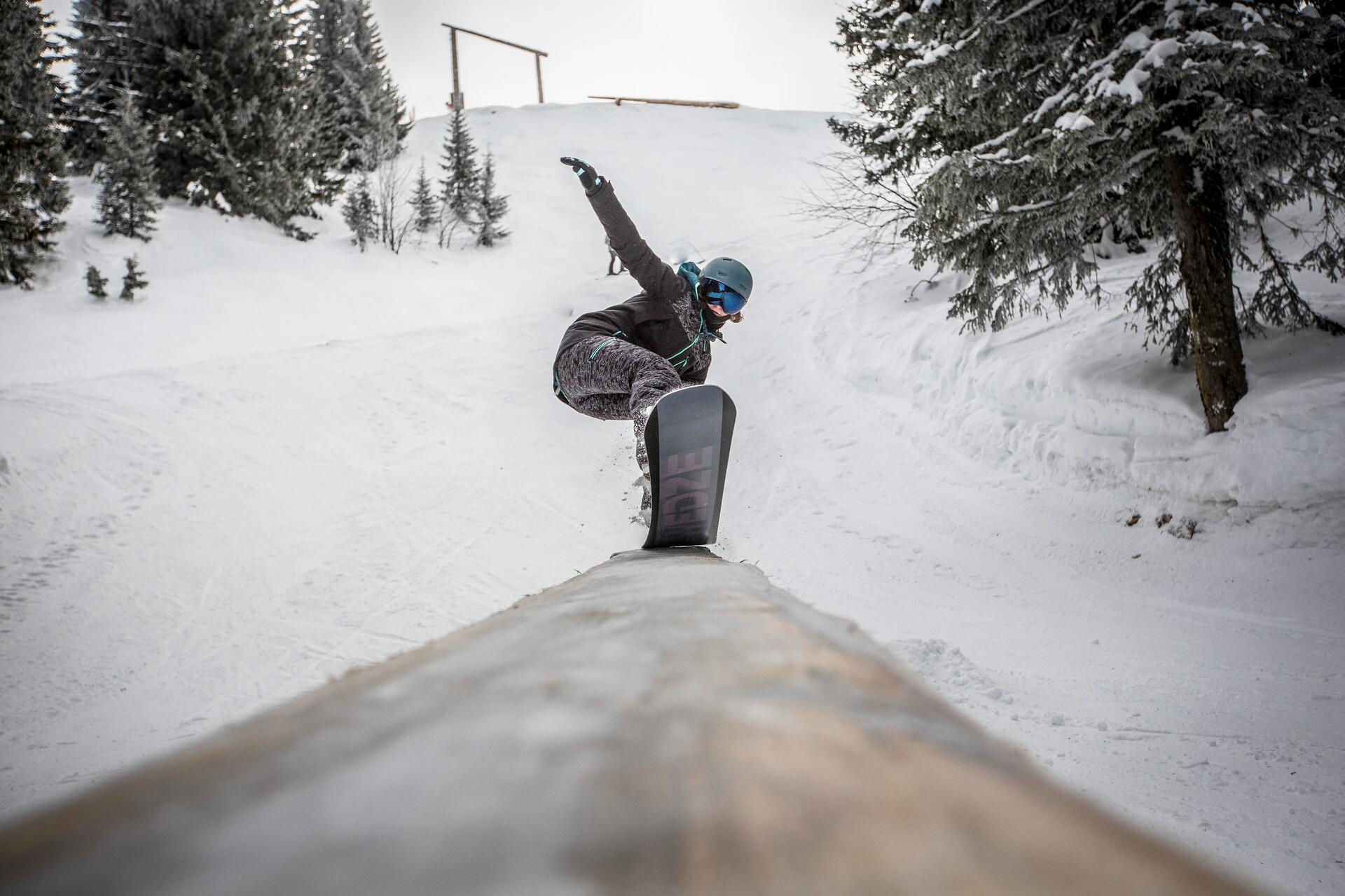 Kobieta ćwicząca triki na snowboardzie