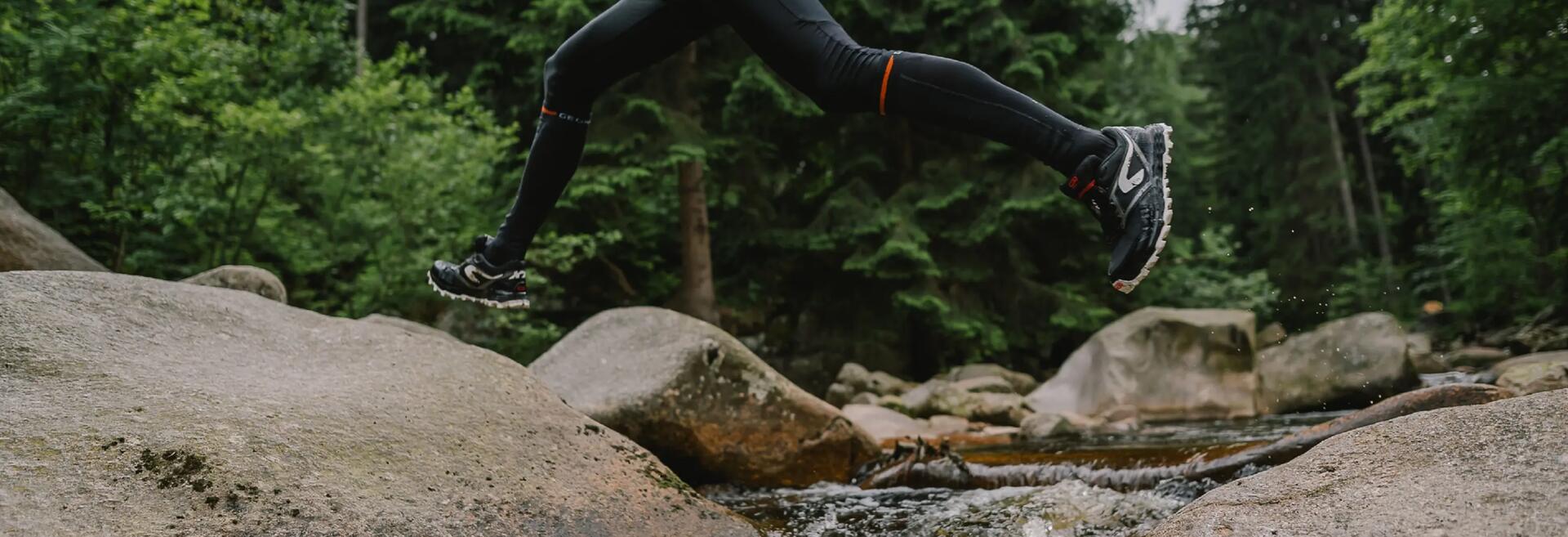 Beim Waldbaden mit Laufschuhen durch den Wald