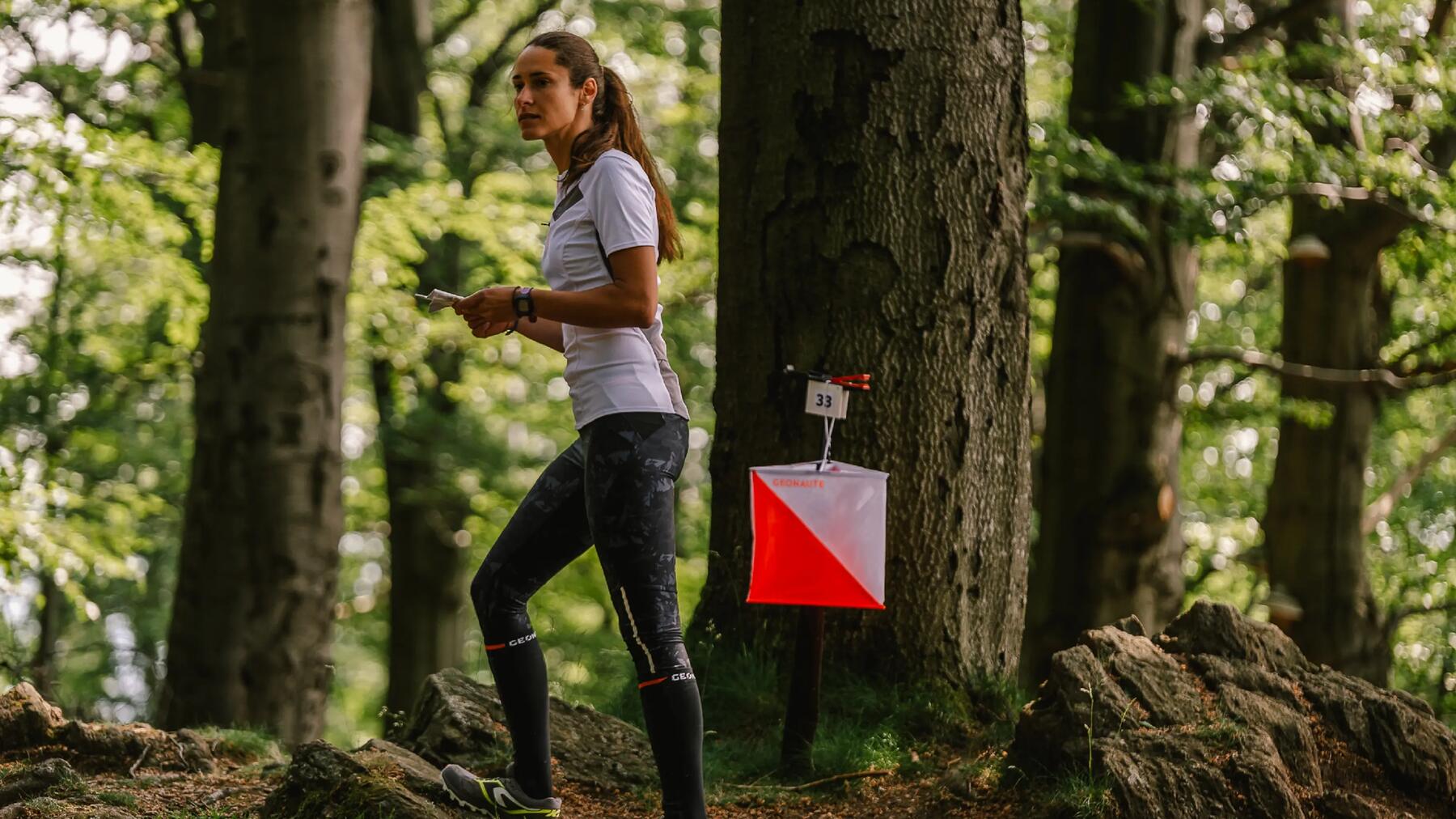 Eine Fau macht Geocaching mit ihren Kindern