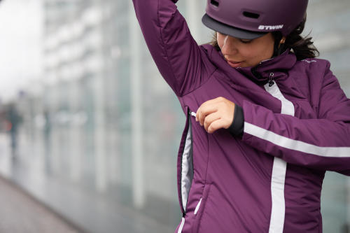 woman adjusting her cycling jacket
