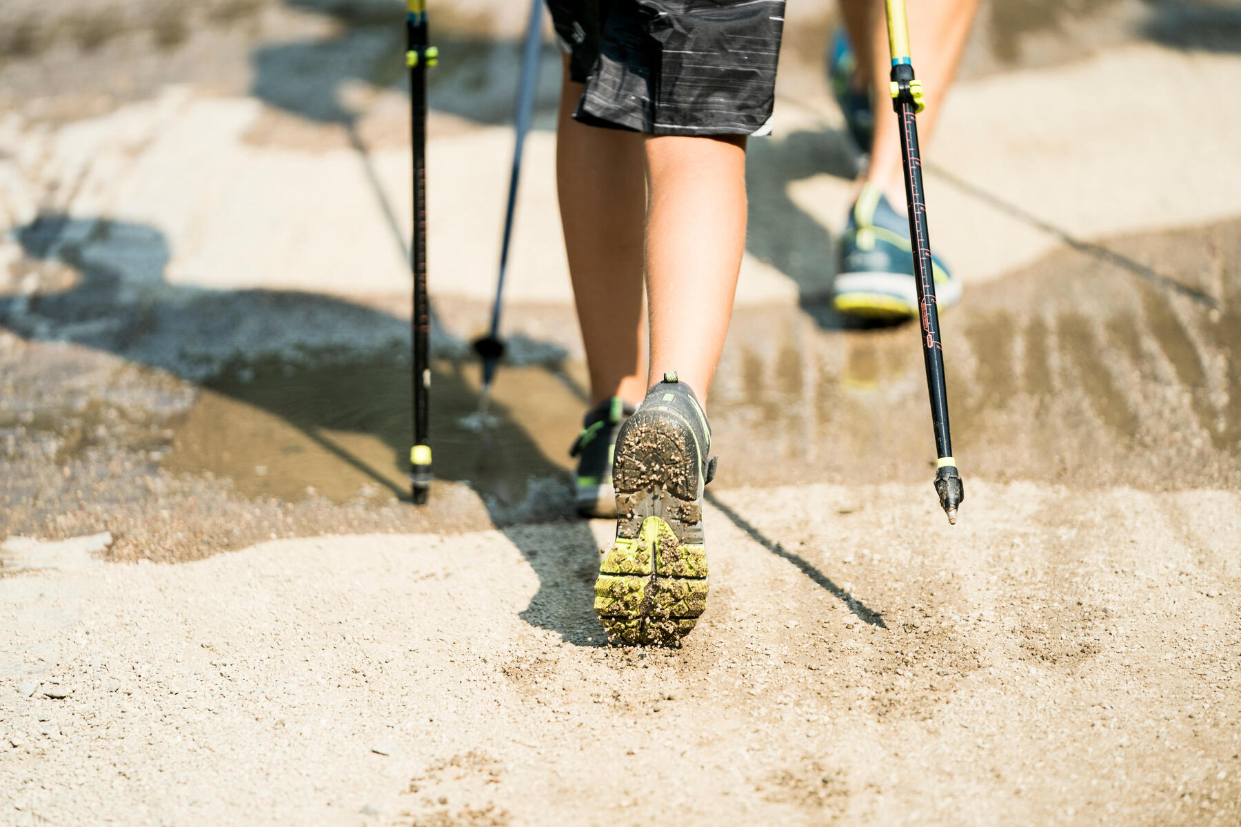 Ludzie uprawiający nordic walking po piasku