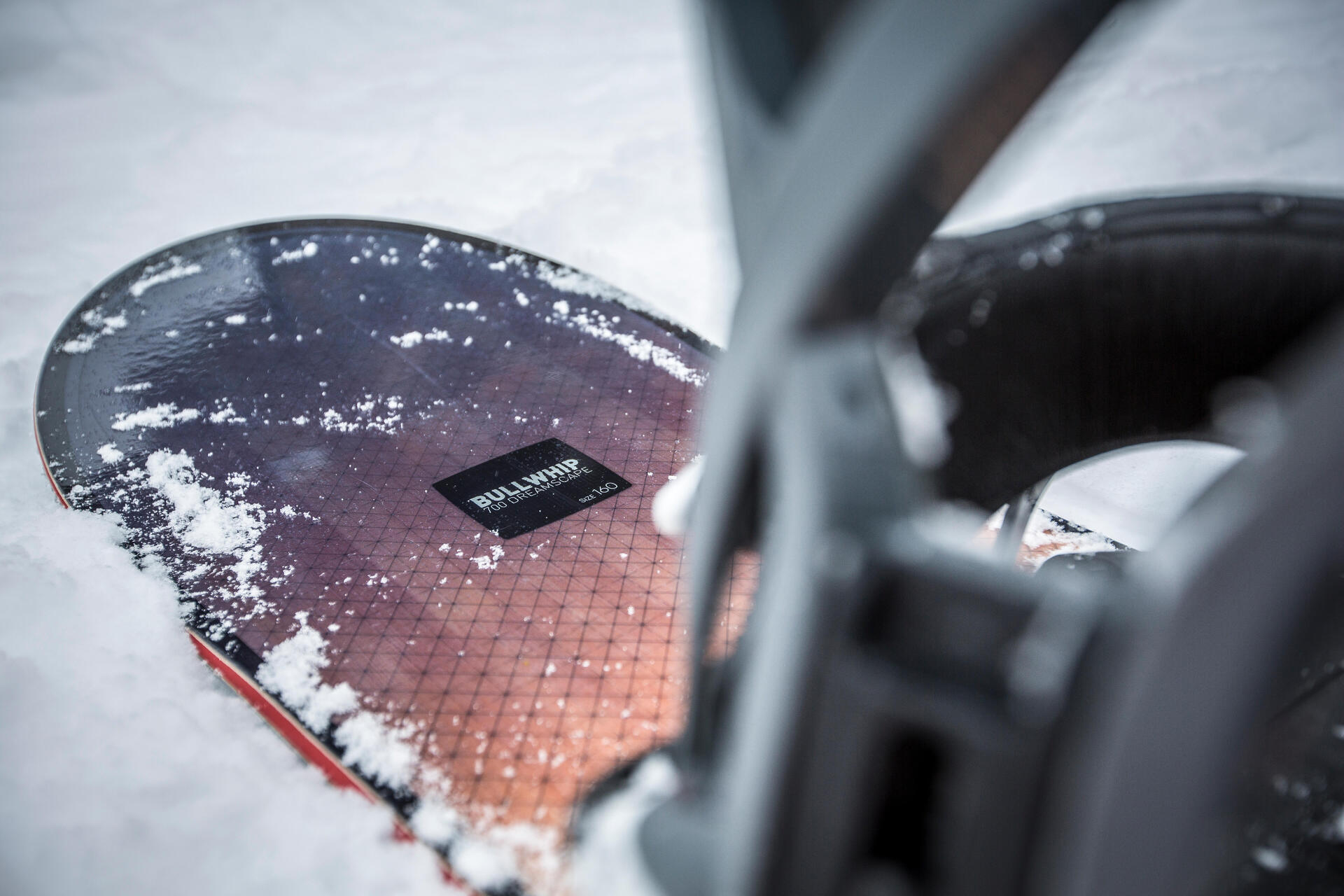 ALEGEREA UNEI PLĂCI DE SNOWBOARD: 4 CRITERII SIMPLE DUPĂ CARE SĂ TE GHIDEZI