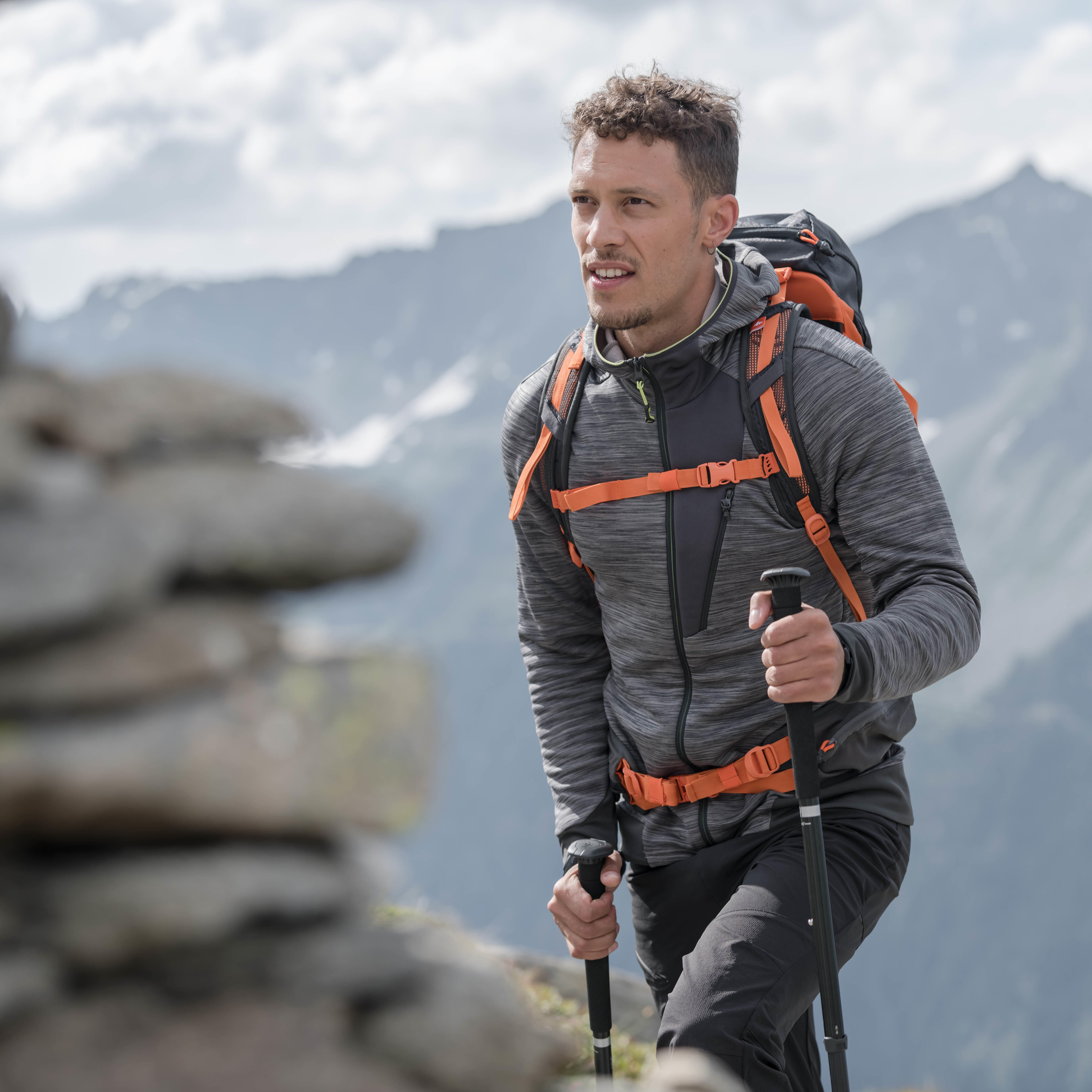 QUECHUA Pánska fleecová bunda MH900 na horskú turistiku námornícka modrá M · záber 5