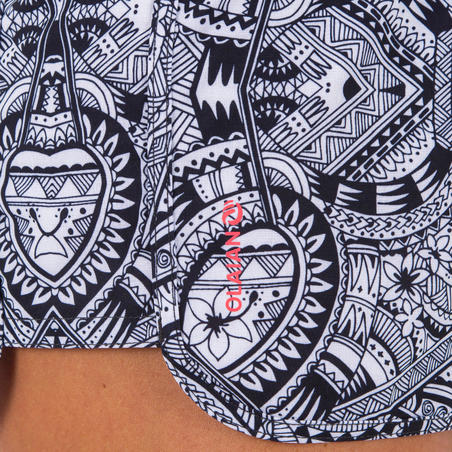 Boardshort surf femme TINI MAORI avec ceinture élastiquée et cordon de serrage.