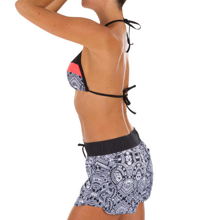 Boardshort surf femme TINI MAORI avec ceinture élastiquée et cordon de serrage.