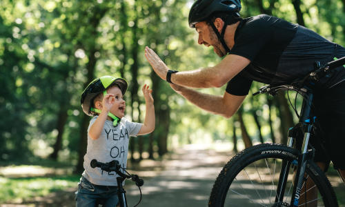 Pai e filho passeiam com bicicletas Decathlon.