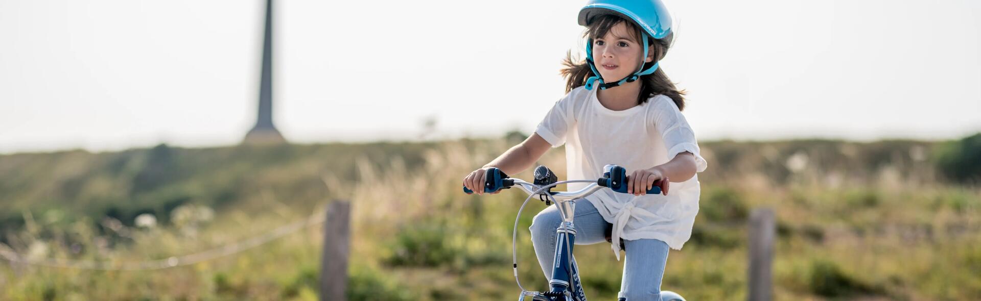 dziecko jadące na rowerze w kasku rowerowym