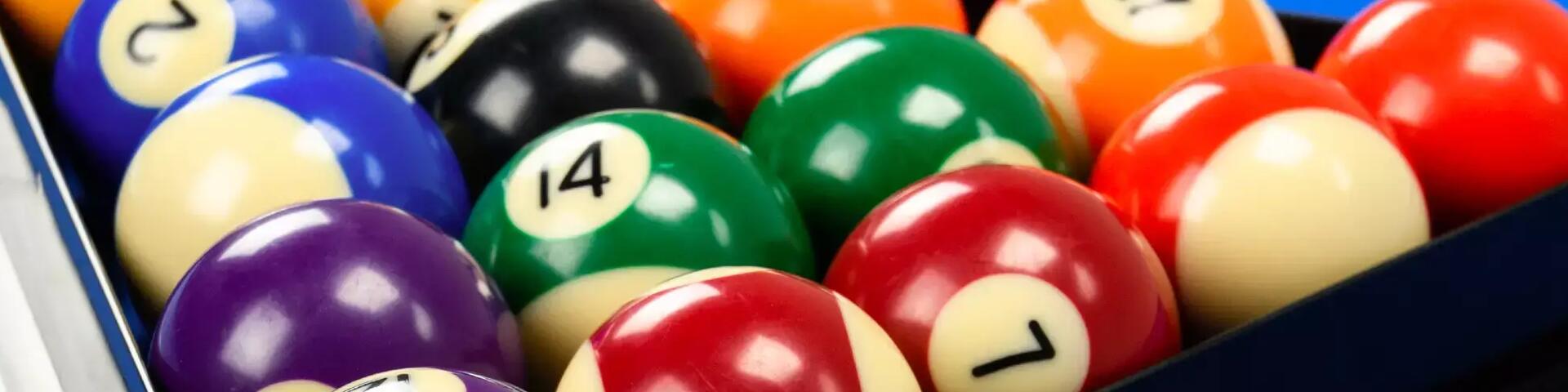 boules de billard dans le triangle sur une table