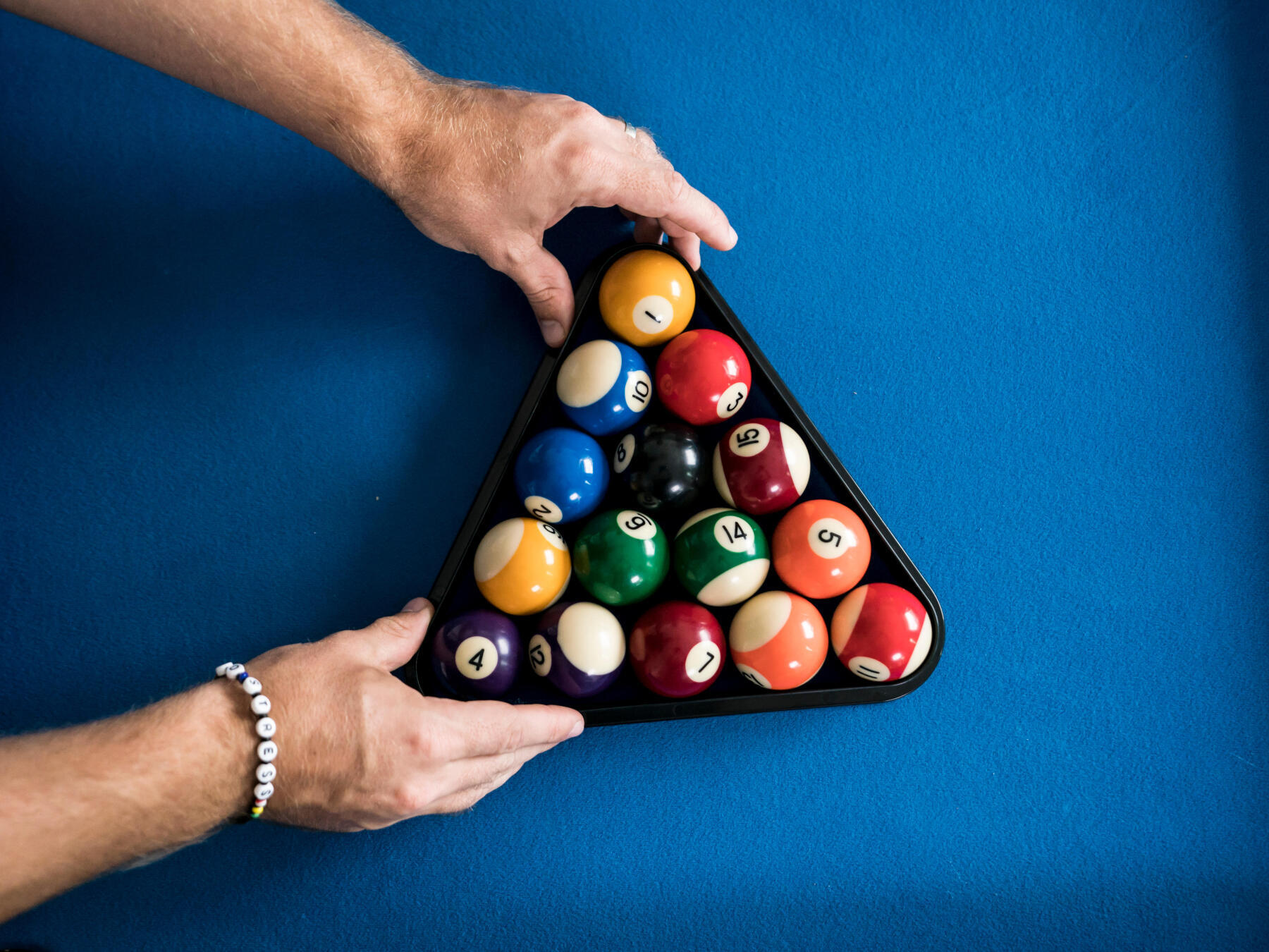triangle avec boules couleur rayées, unies, jeu de huit