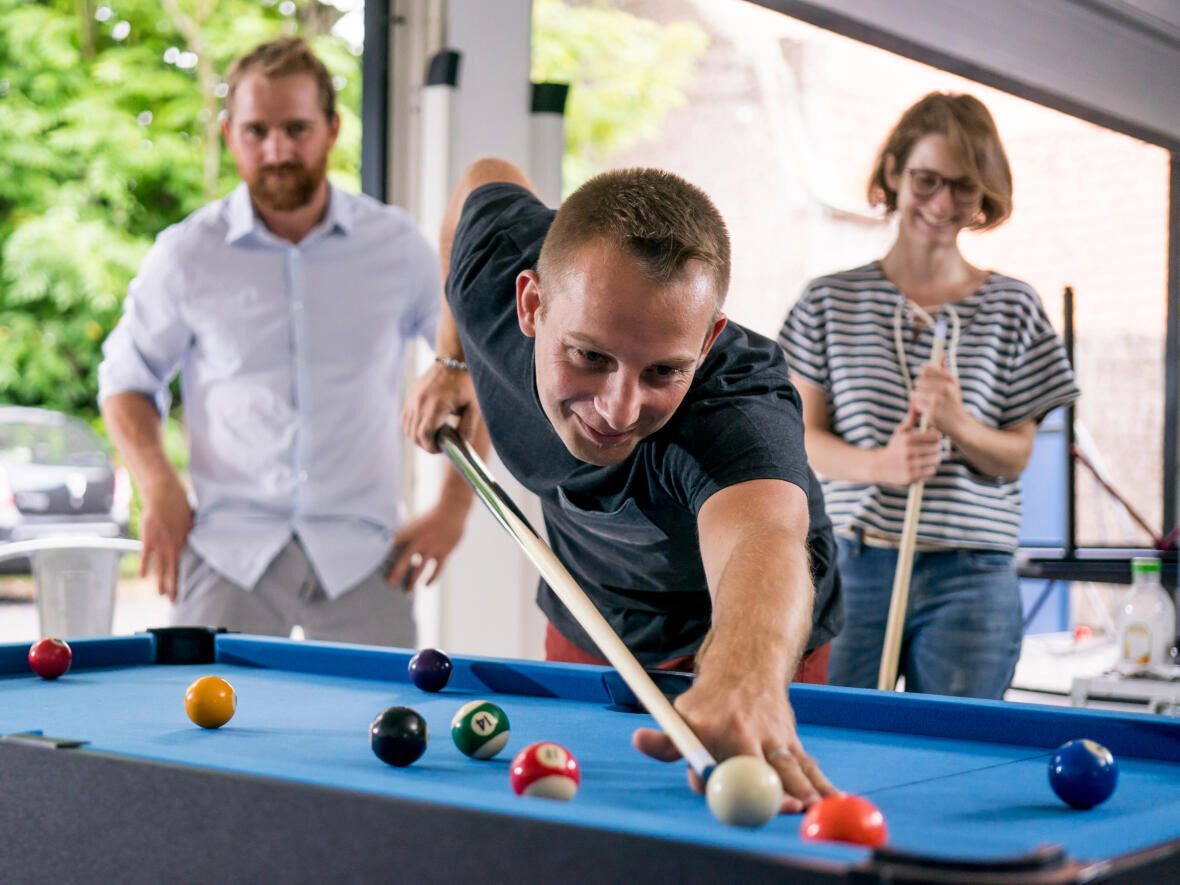 Posture, flexibility, and motor coordination: this is why this guy is good at Billiards!