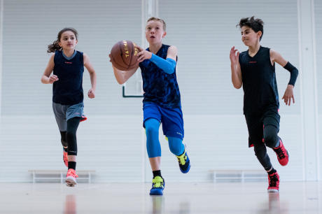 Chaussures de basketball tenue enfant Chaussures de basketball tenue enfant