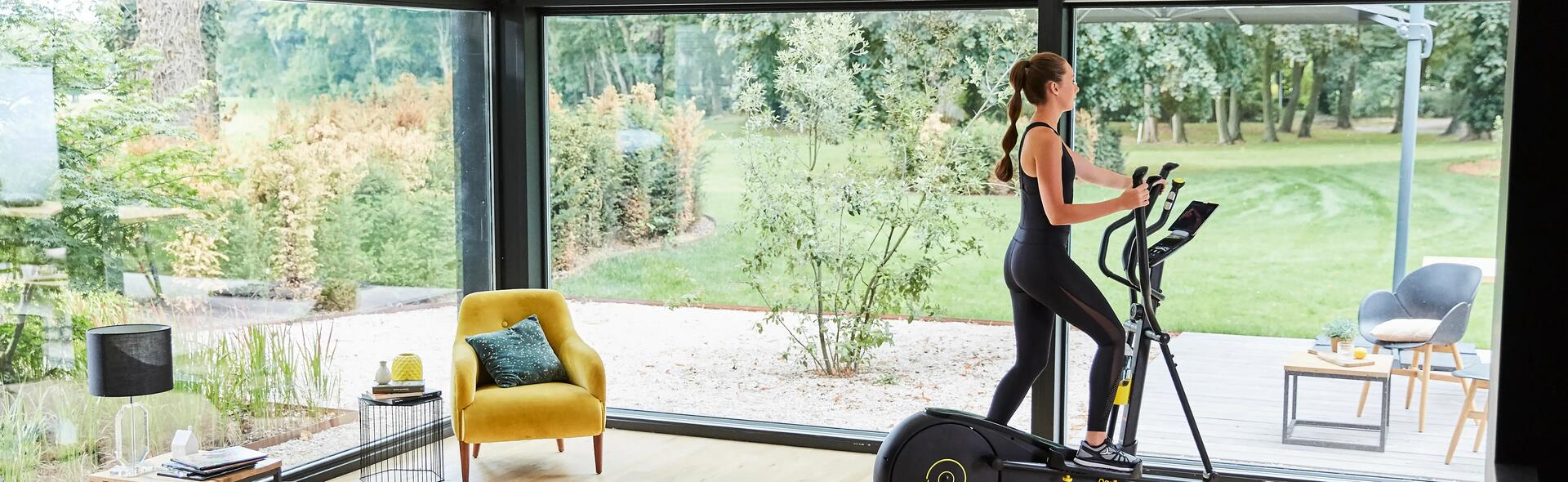 conseils-nouvelle-année-3-engagements-sportifs-que-vous-ne-tiendrez-jamais-velo-elliptique-femme-maison