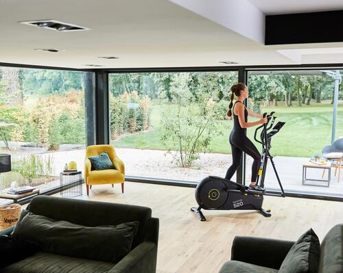 conseils-nouvelle-année-3-engagements-sportifs-que-vous-ne-tiendrez-jamais-velo-elliptique-femme-maison
