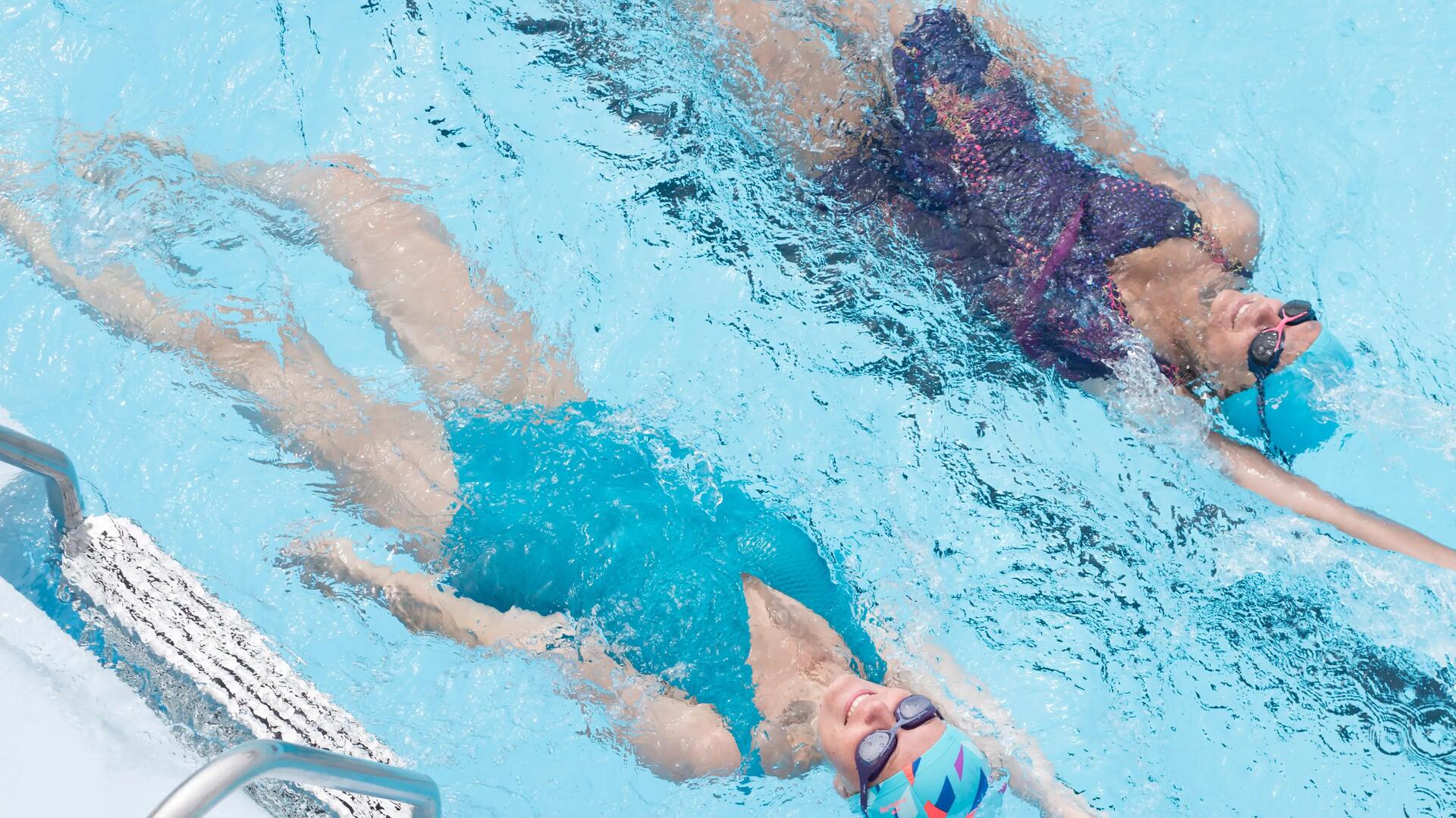 10 oefeningen om je te amuseren in het zwembad