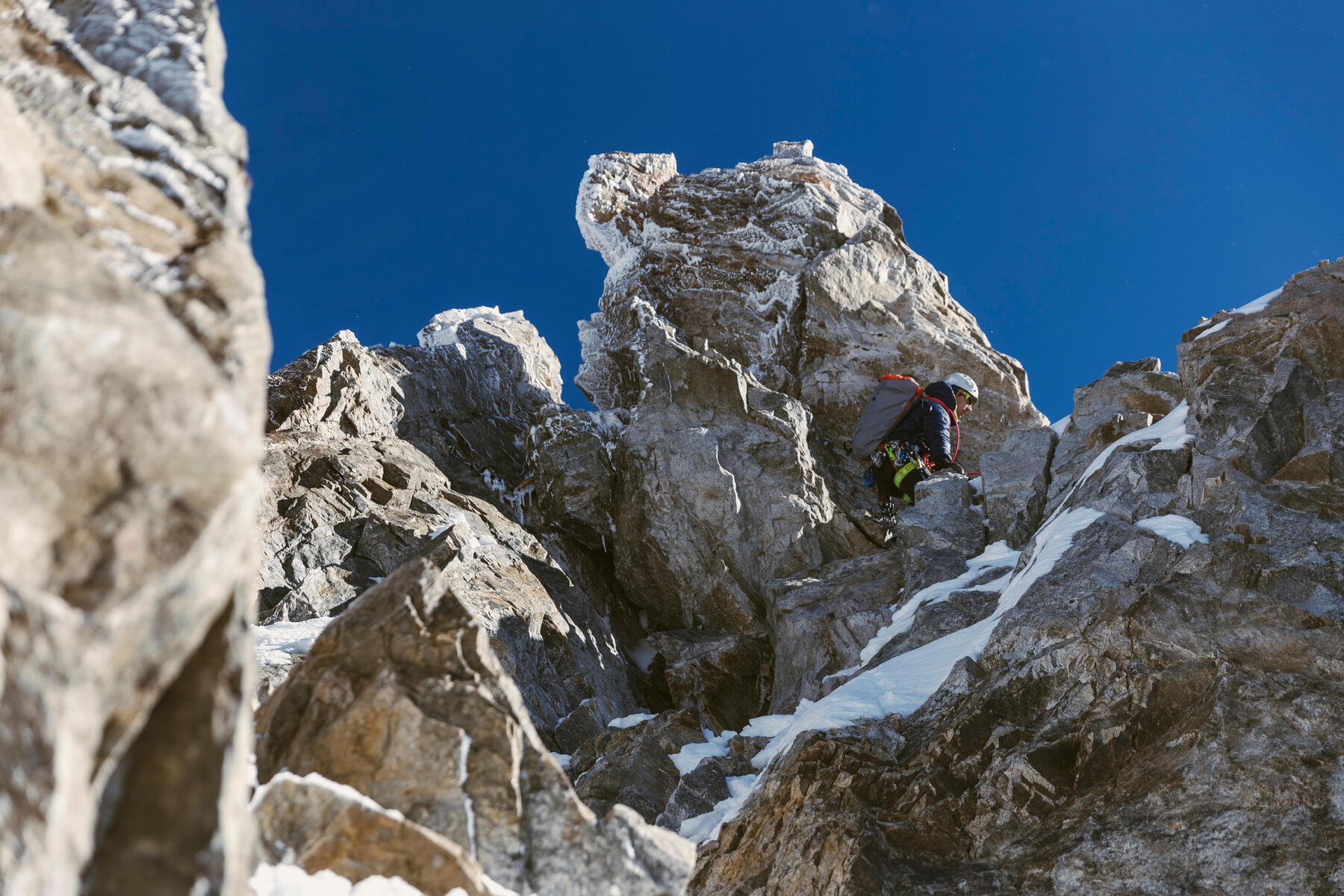 Mann klettert beim T5 auf einem Gebirge in den Alpen