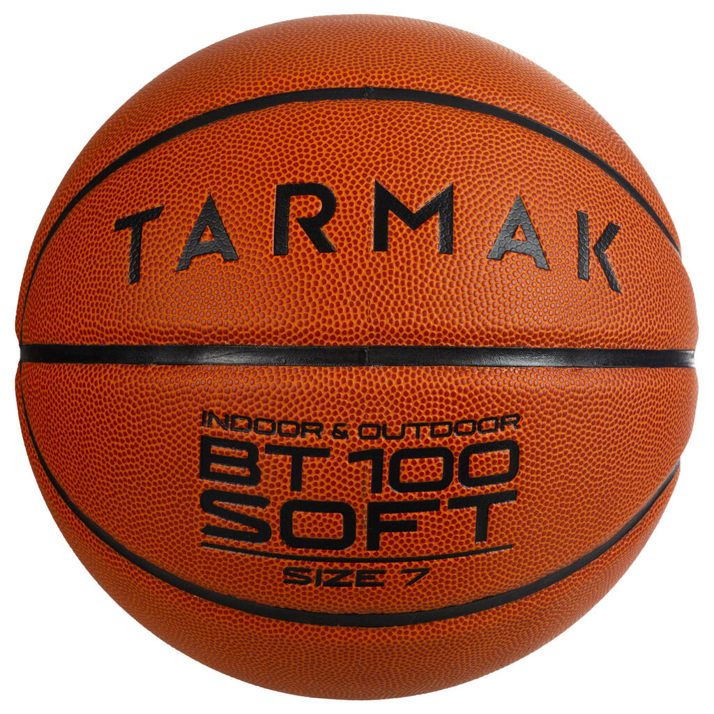 Ballon de basket BT100 de taille 7 orange pour les hommes à partir de 13 ans .