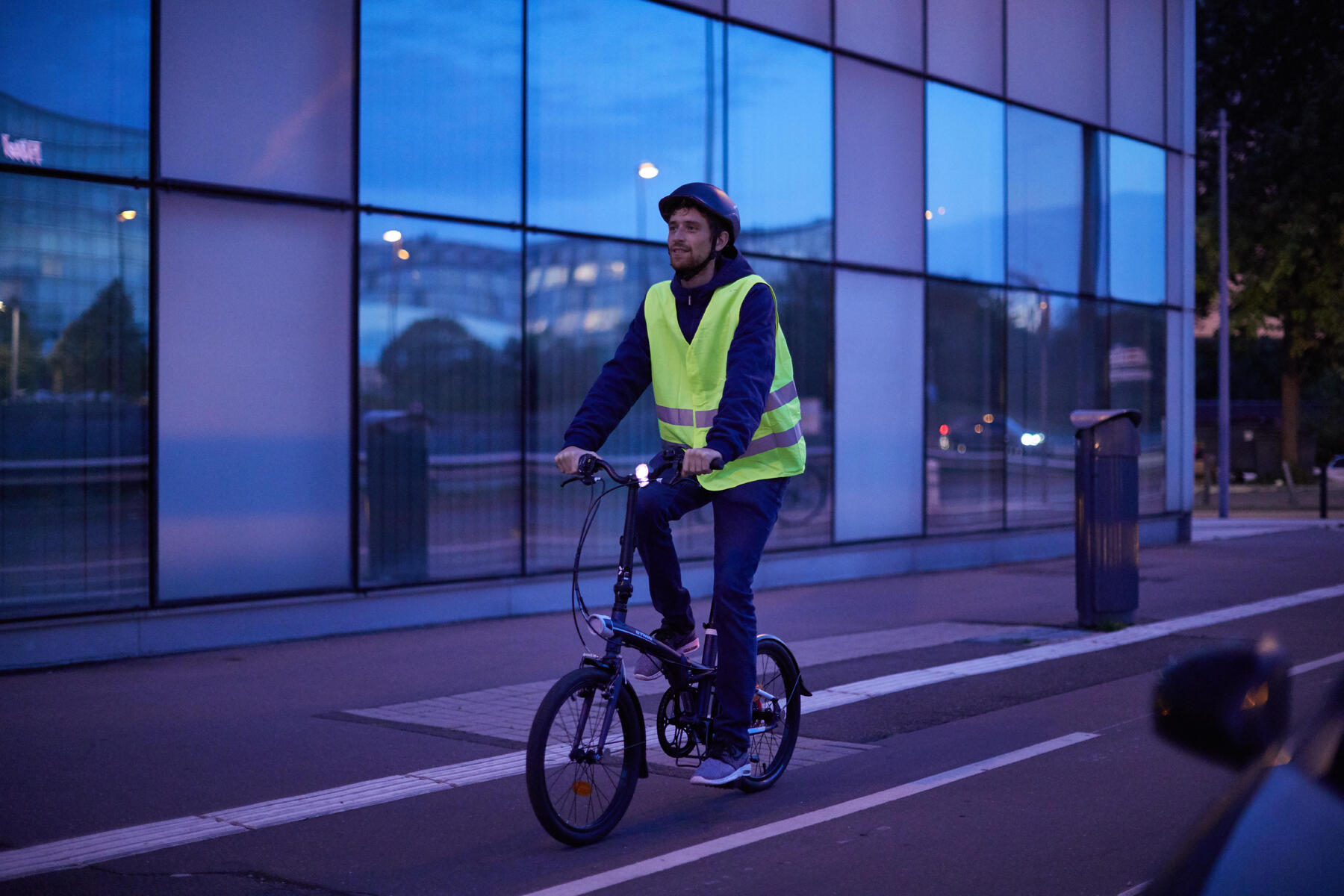 Ahorrar tiempo y dinero yendo al trabajo en bici de forma segura,