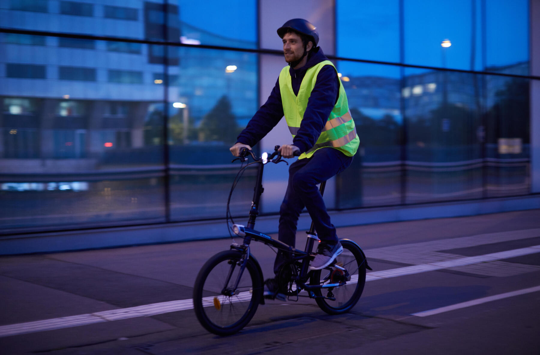 踩單車時需配戴合適裝備及配備單車燈在馬路上騎行