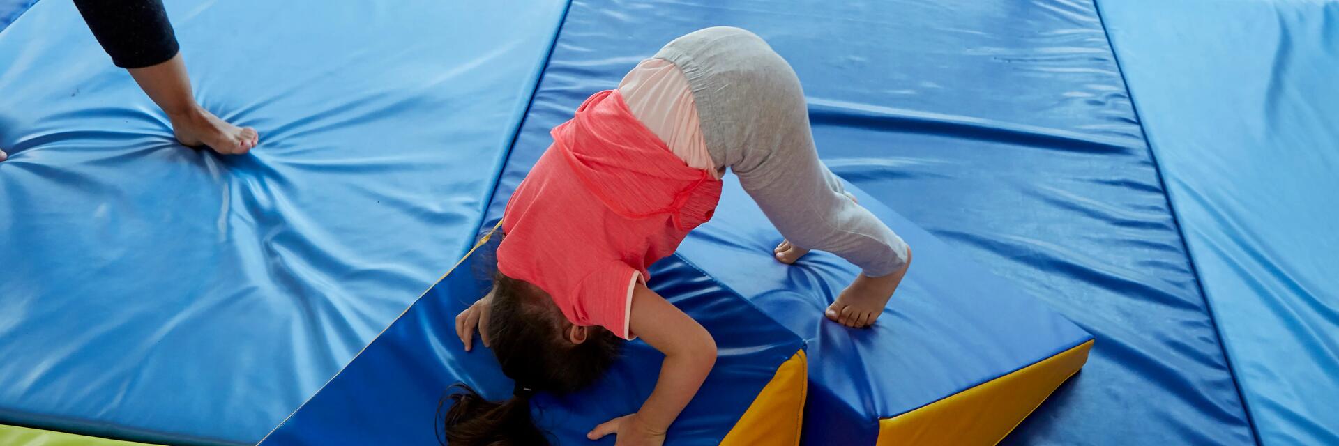 Mädchen beim Kinderturnen im Wohnzimmer