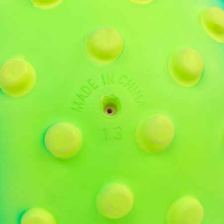 Mažas žalias mokymosi plaukti kamuolys su geltonais taškais