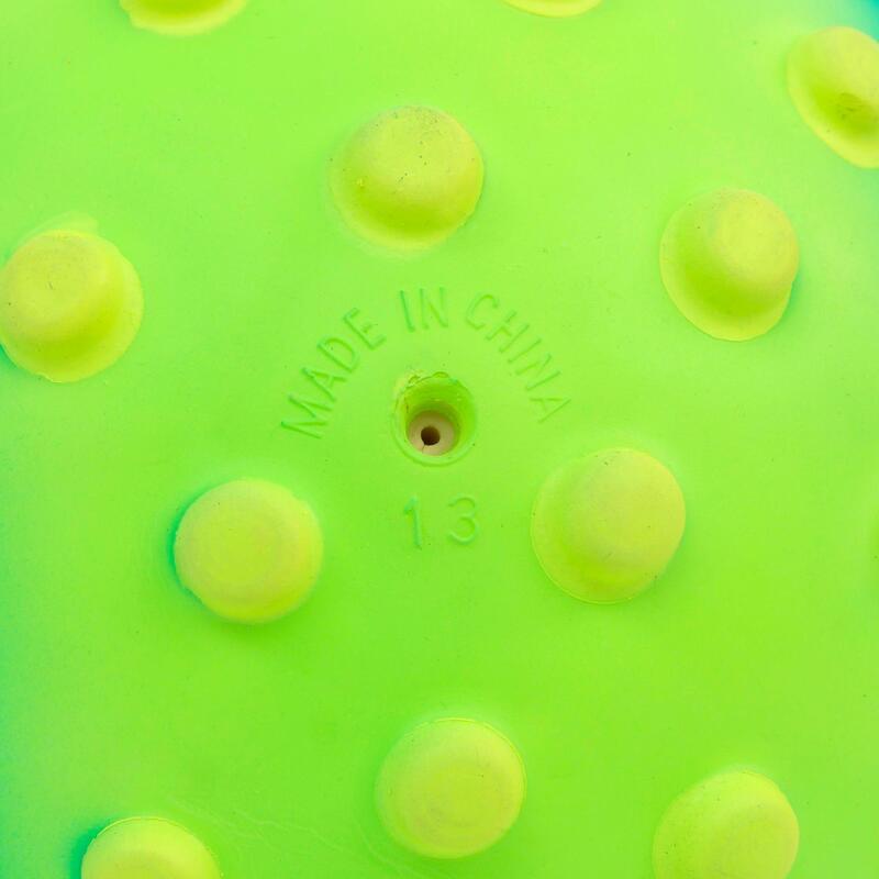 小型學游泳的綠色帶黃點球