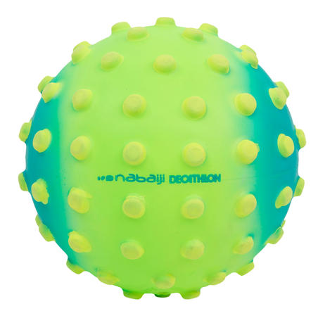 Mala zelena lopta sa žutim tačkama za učenje plivanja