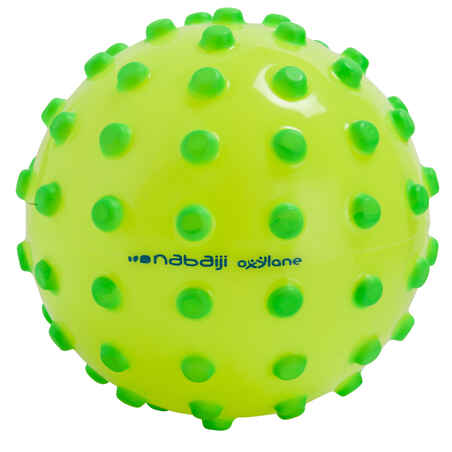 الكرة السباحة الممتعة Nabaiji لون أصفر ذات بروز خضراء قطرها 15 سم تقريباً.