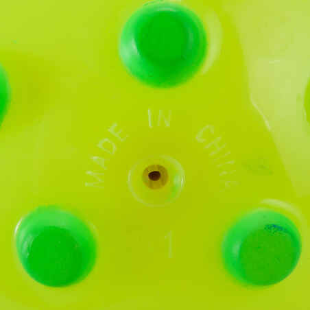 الكرة السباحة الممتعة Nabaiji لون أصفر ذات بروز خضراء قطرها 15 سم تقريباً.