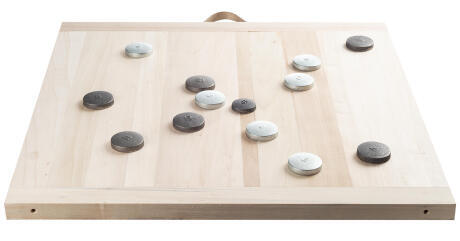 La planche de palet et les palets pour jouer au jeu de palets breton La planche de palet et les palets pour jouer au jeu de palets breton
