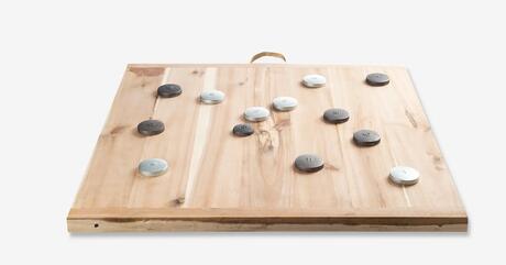 La planche de palet et les palets pour jouer au jeu de palets breton La planche de palet et les palets pour jouer au jeu de palets breton