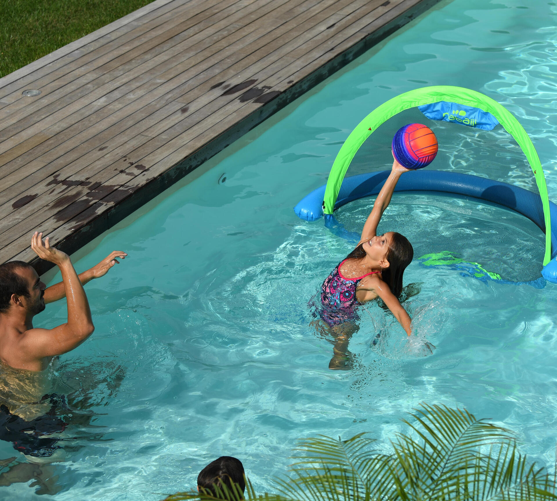 familia a jogar polo aquático