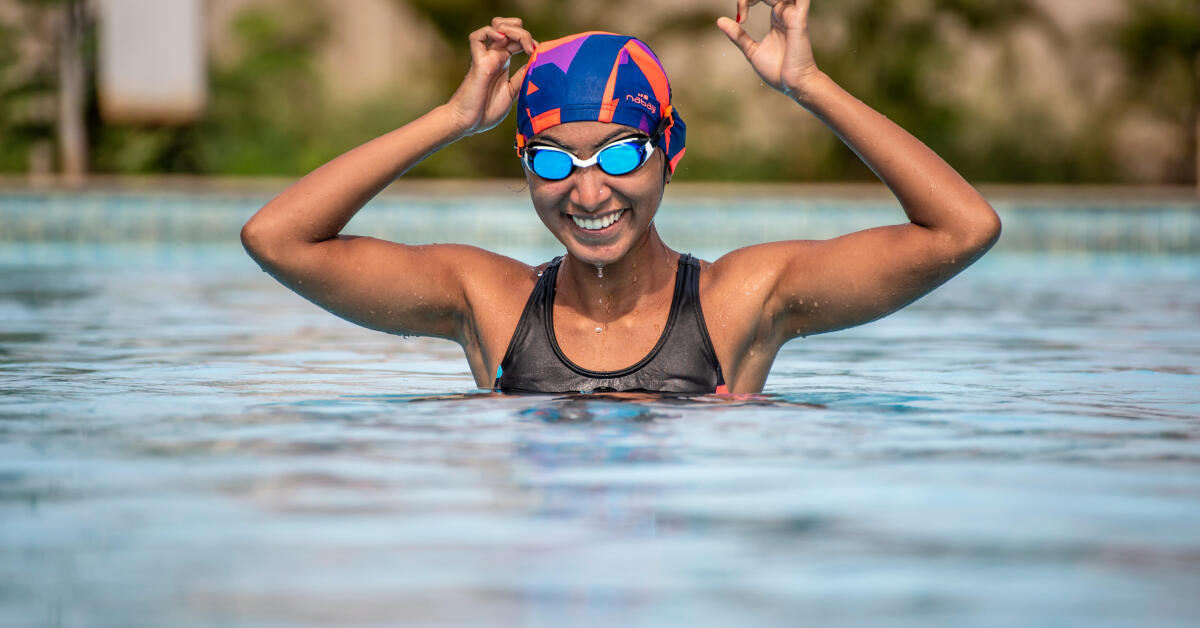 Lets swim. Ходьба и плавание картинки. Ходьбы плывёт. Бег и плавание сравнение. Доски для плавания в бассейне как с ними тренироваться.