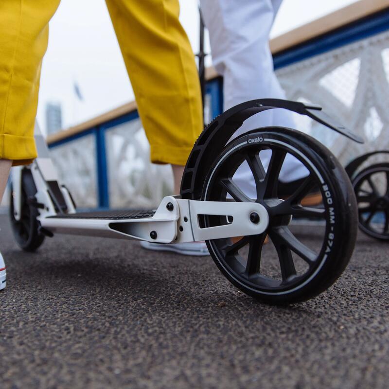 WARTUNG UND REPARATUR DES SCOOTERS