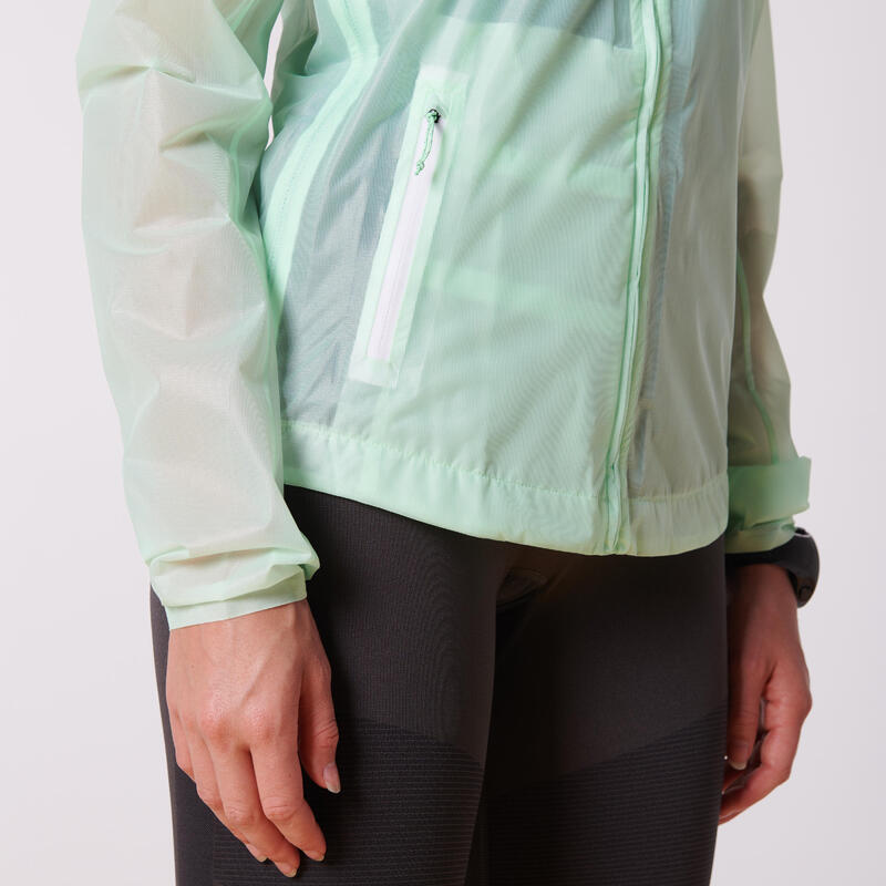 CHAQUETA RUNNING MUJER IMPERMEABLE KIPRUN LIGHT VERDE PÁLIDO 