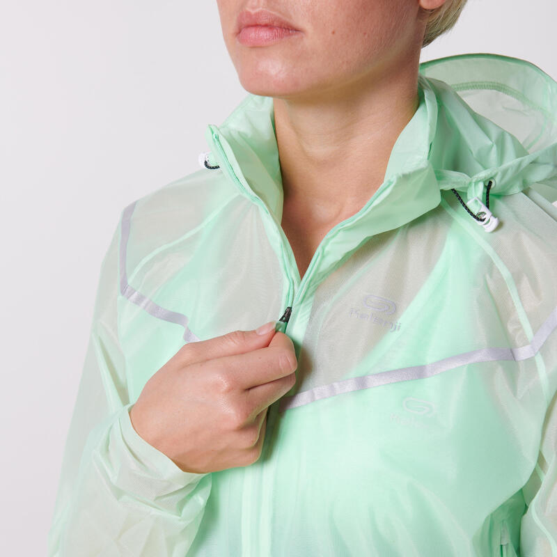 CHAQUETA RUNNING MUJER IMPERMEABLE KIPRUN LIGHT VERDE PÁLIDO 