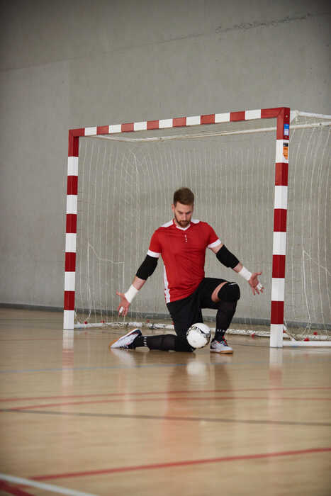 Muž hrajúci futsal