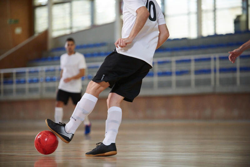 Chaussures de Futsal adulte 100 noir pour les clubs et collectivités